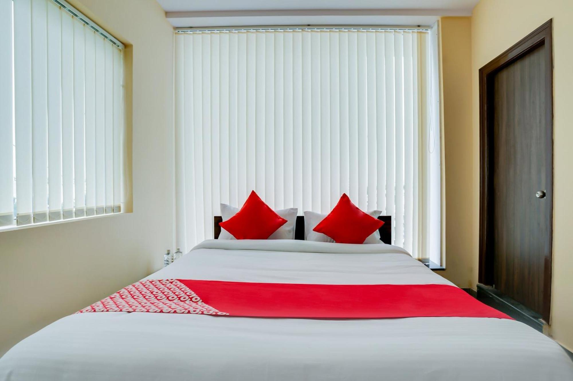 OYO 28124 Alekhya Residency Cafe Bahar Hotel Sururnagar Bagian luar foto