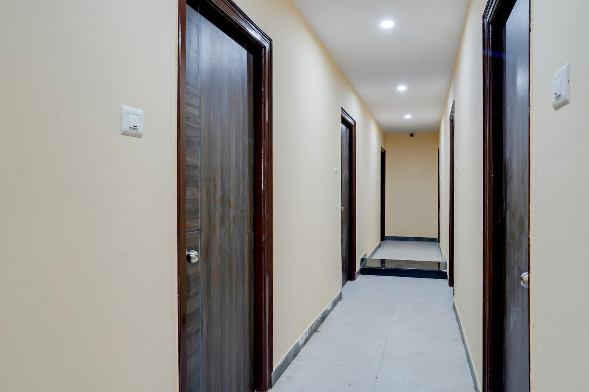 OYO 28124 Alekhya Residency Cafe Bahar Hotel Sururnagar Bagian luar foto