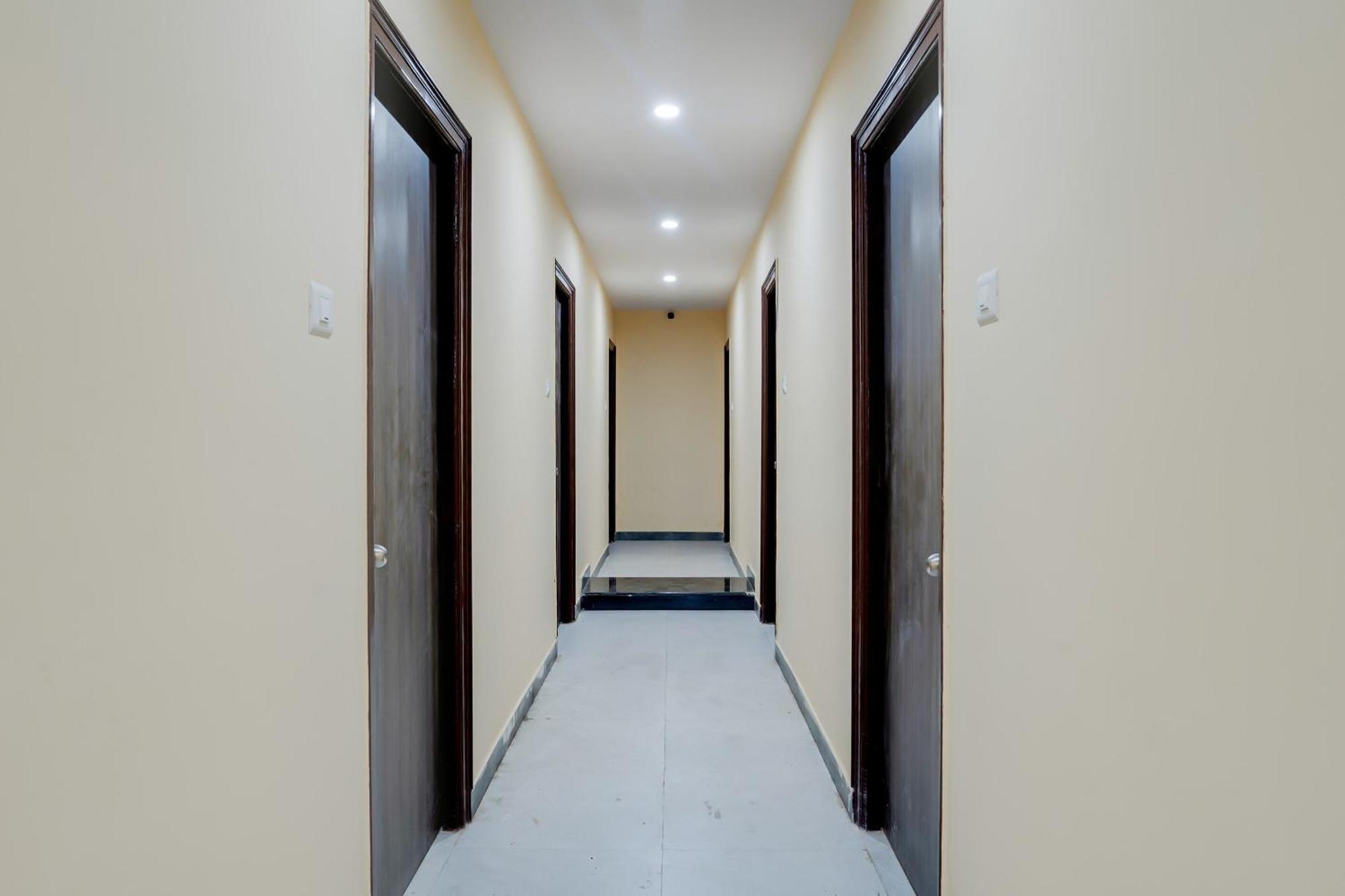 OYO 28124 Alekhya Residency Cafe Bahar Hotel Sururnagar Bagian luar foto