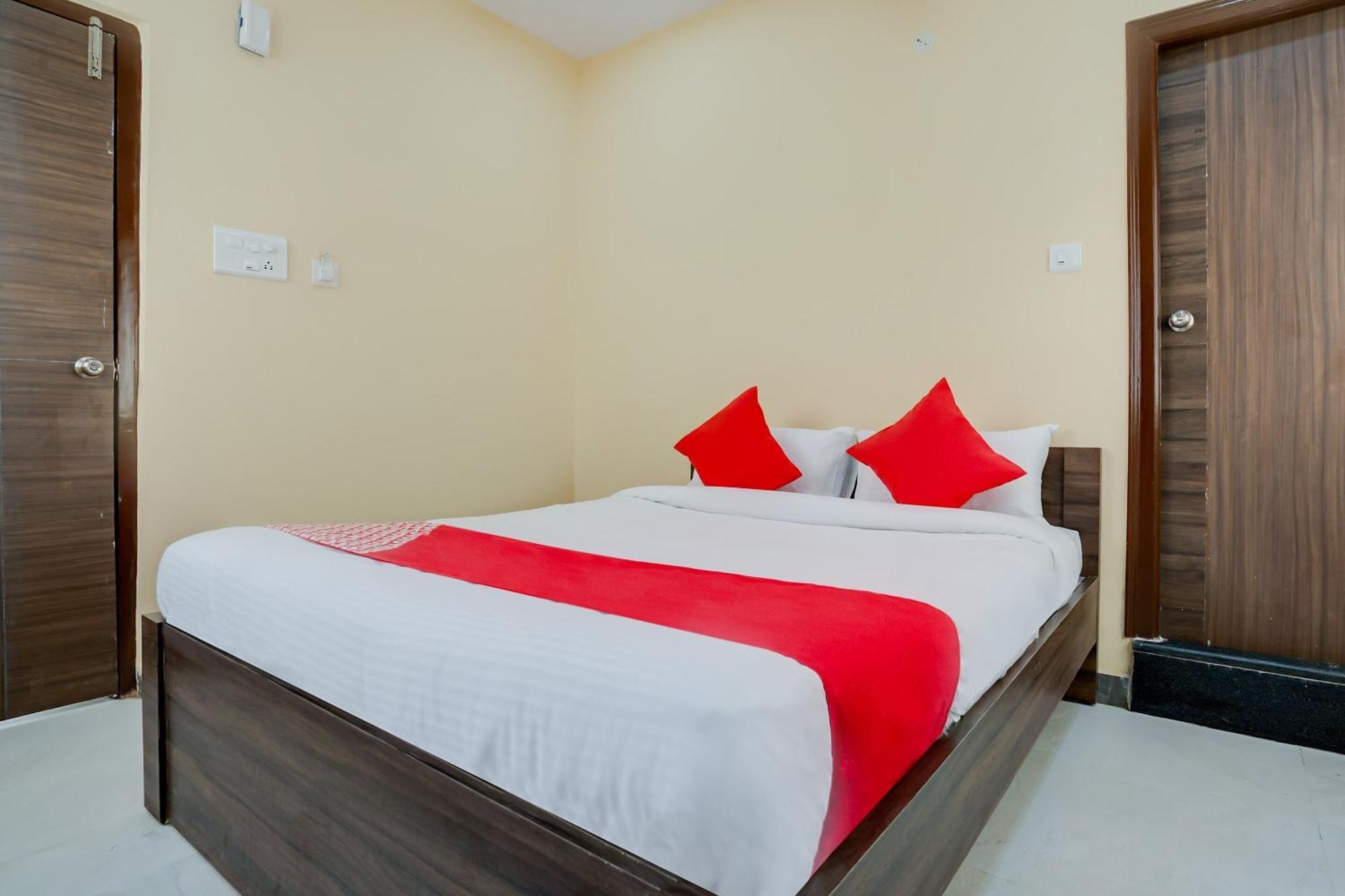 OYO 28124 Alekhya Residency Cafe Bahar Hotel Sururnagar Bagian luar foto