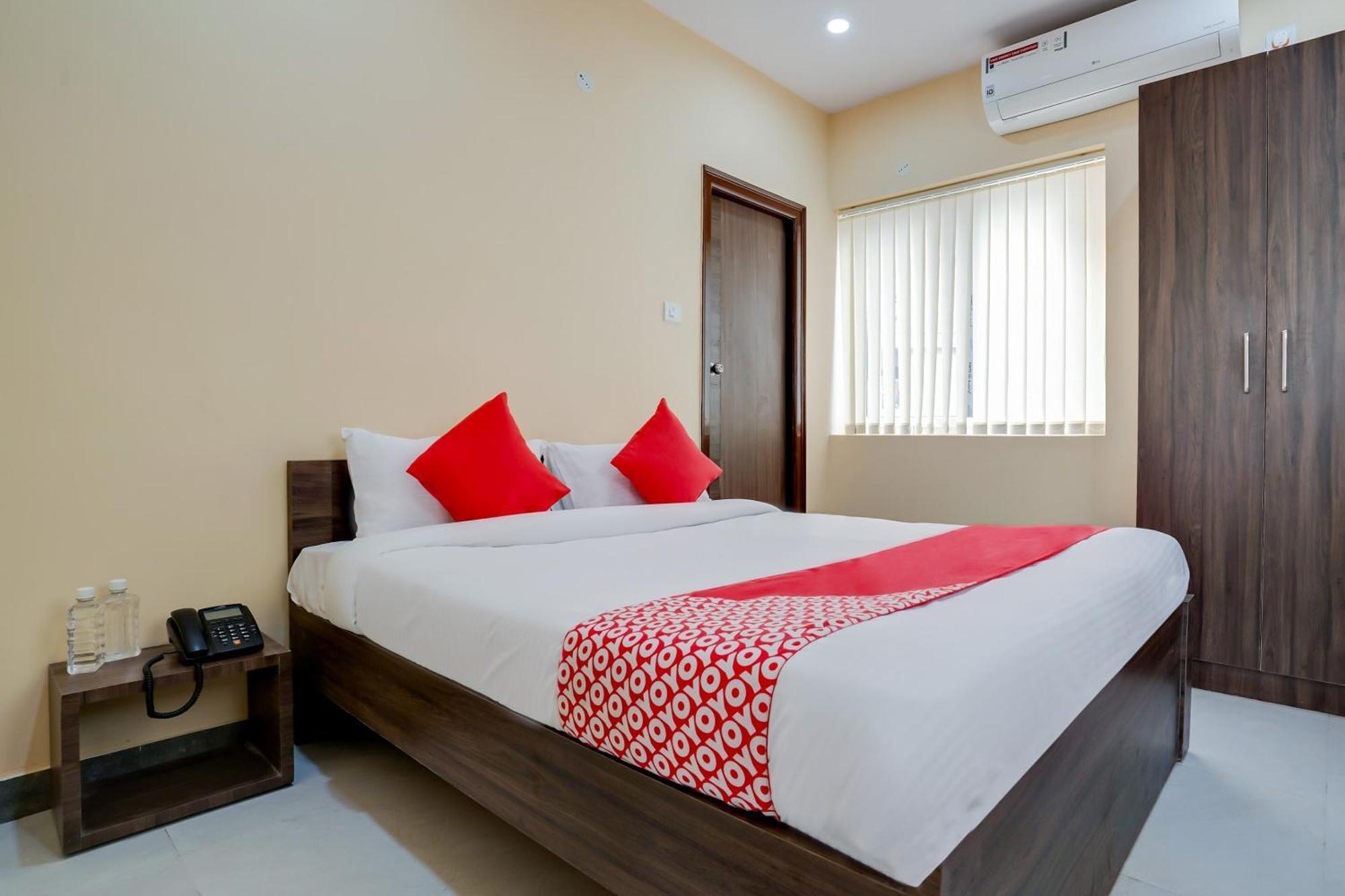 OYO 28124 Alekhya Residency Cafe Bahar Hotel Sururnagar Bagian luar foto