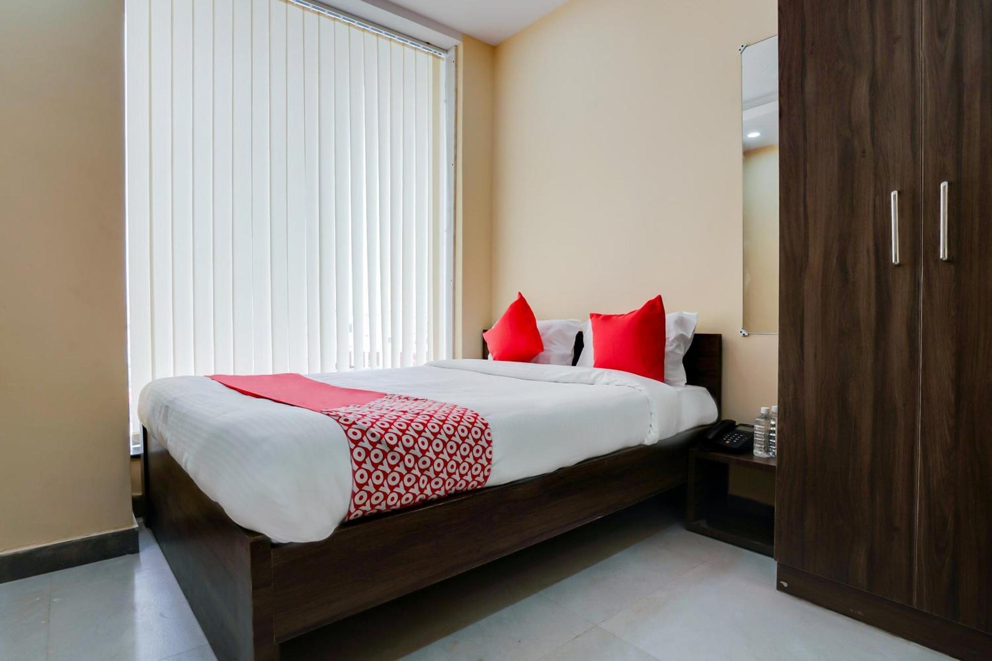 OYO 28124 Alekhya Residency Cafe Bahar Hotel Sururnagar Bagian luar foto