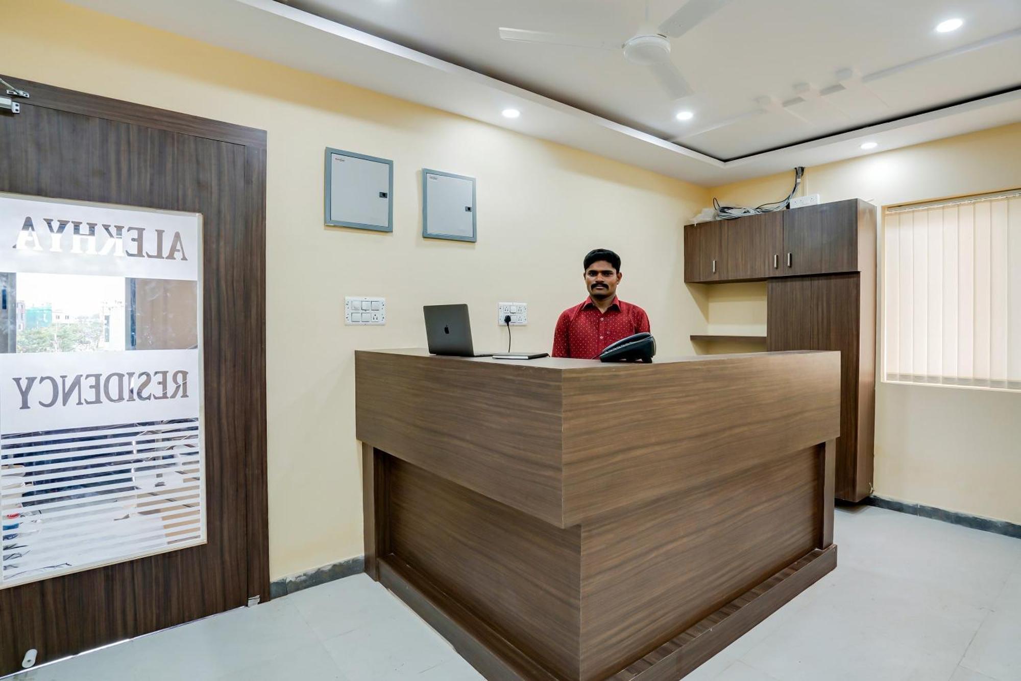 OYO 28124 Alekhya Residency Cafe Bahar Hotel Sururnagar Bagian luar foto