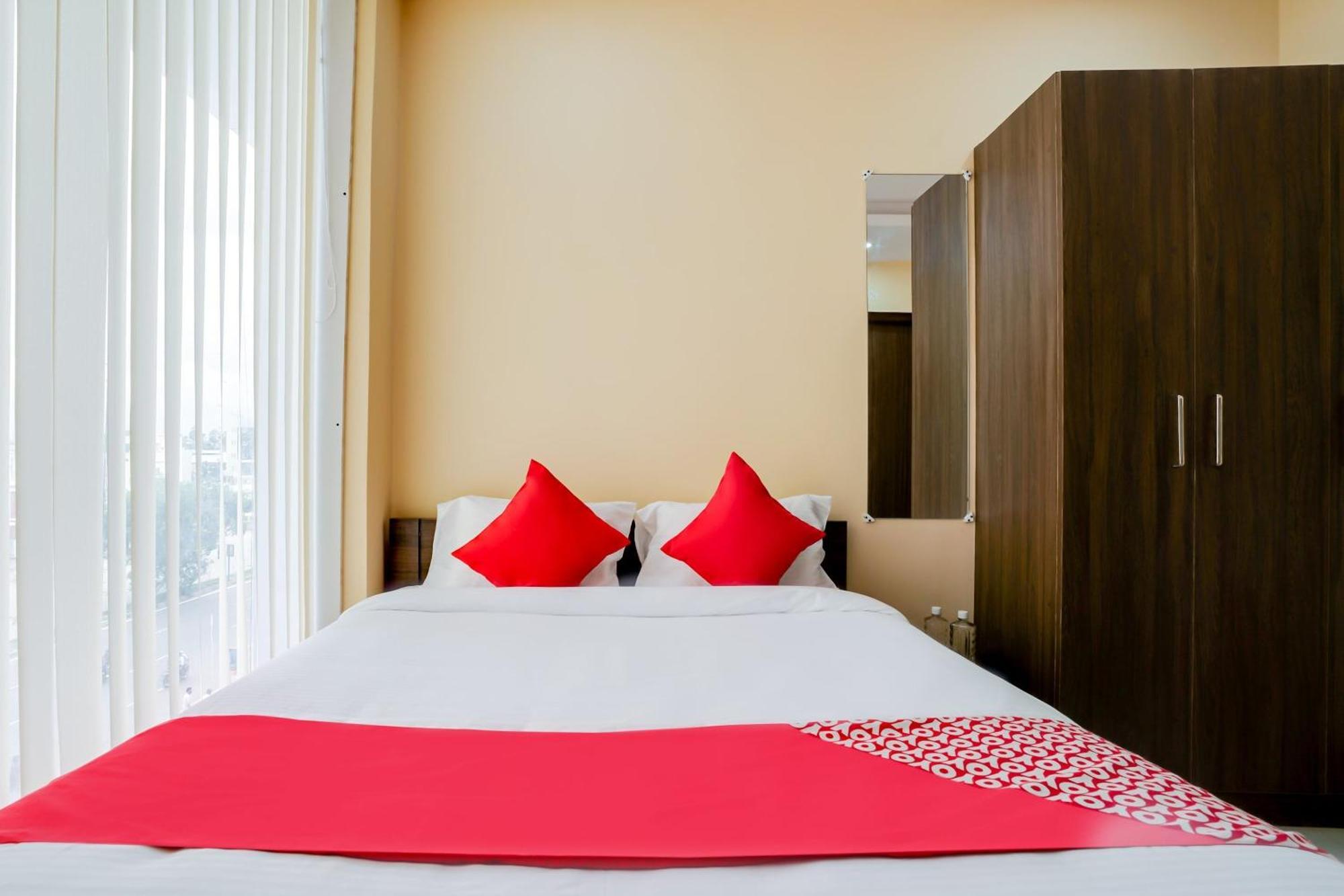 OYO 28124 Alekhya Residency Cafe Bahar Hotel Sururnagar Bagian luar foto