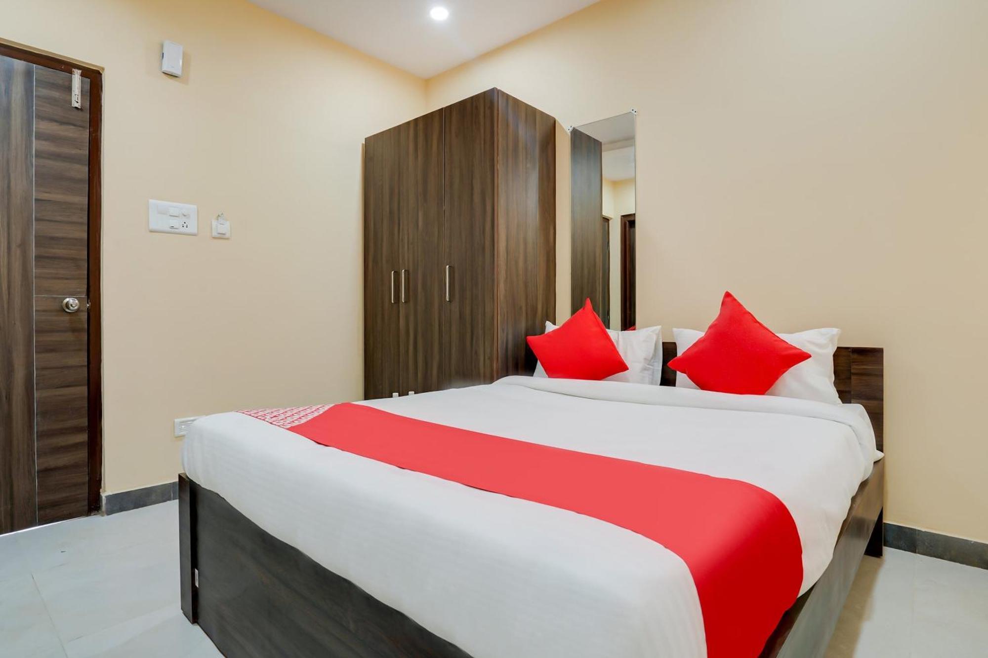 OYO 28124 Alekhya Residency Cafe Bahar Hotel Sururnagar Bagian luar foto