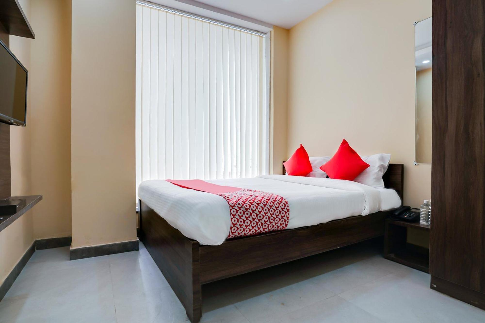 OYO 28124 Alekhya Residency Cafe Bahar Hotel Sururnagar Bagian luar foto