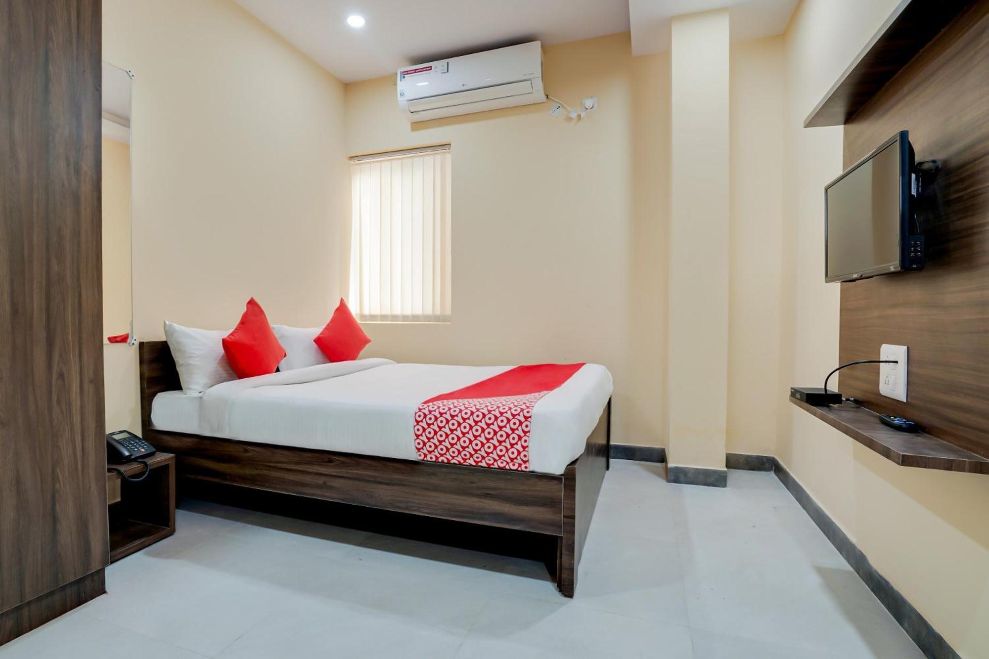 OYO 28124 Alekhya Residency Cafe Bahar Hotel Sururnagar Bagian luar foto