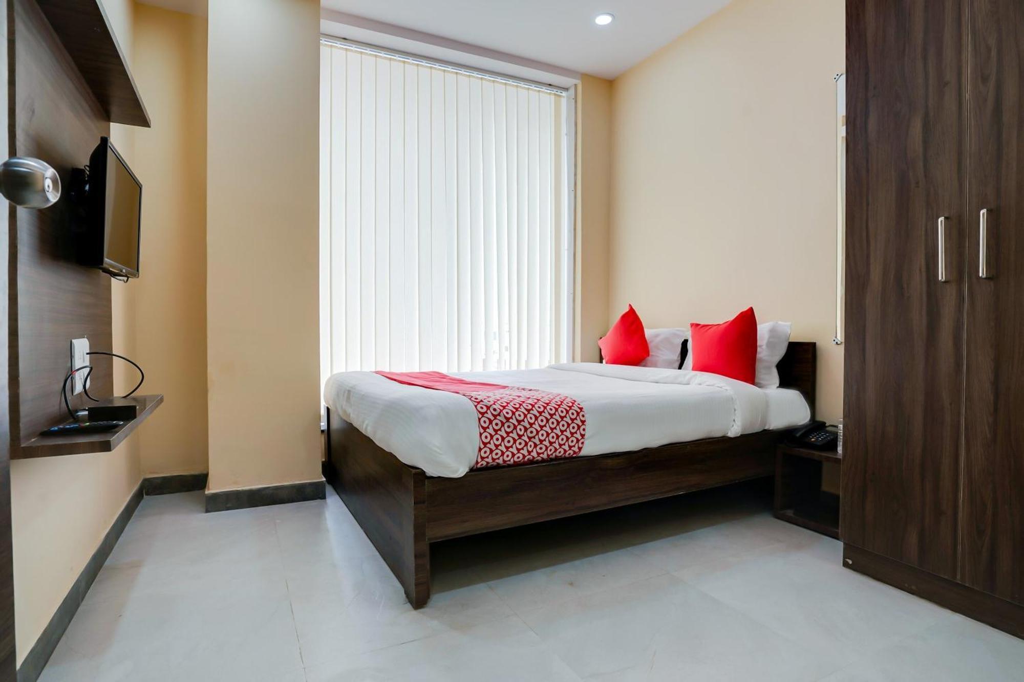 OYO 28124 Alekhya Residency Cafe Bahar Hotel Sururnagar Bagian luar foto