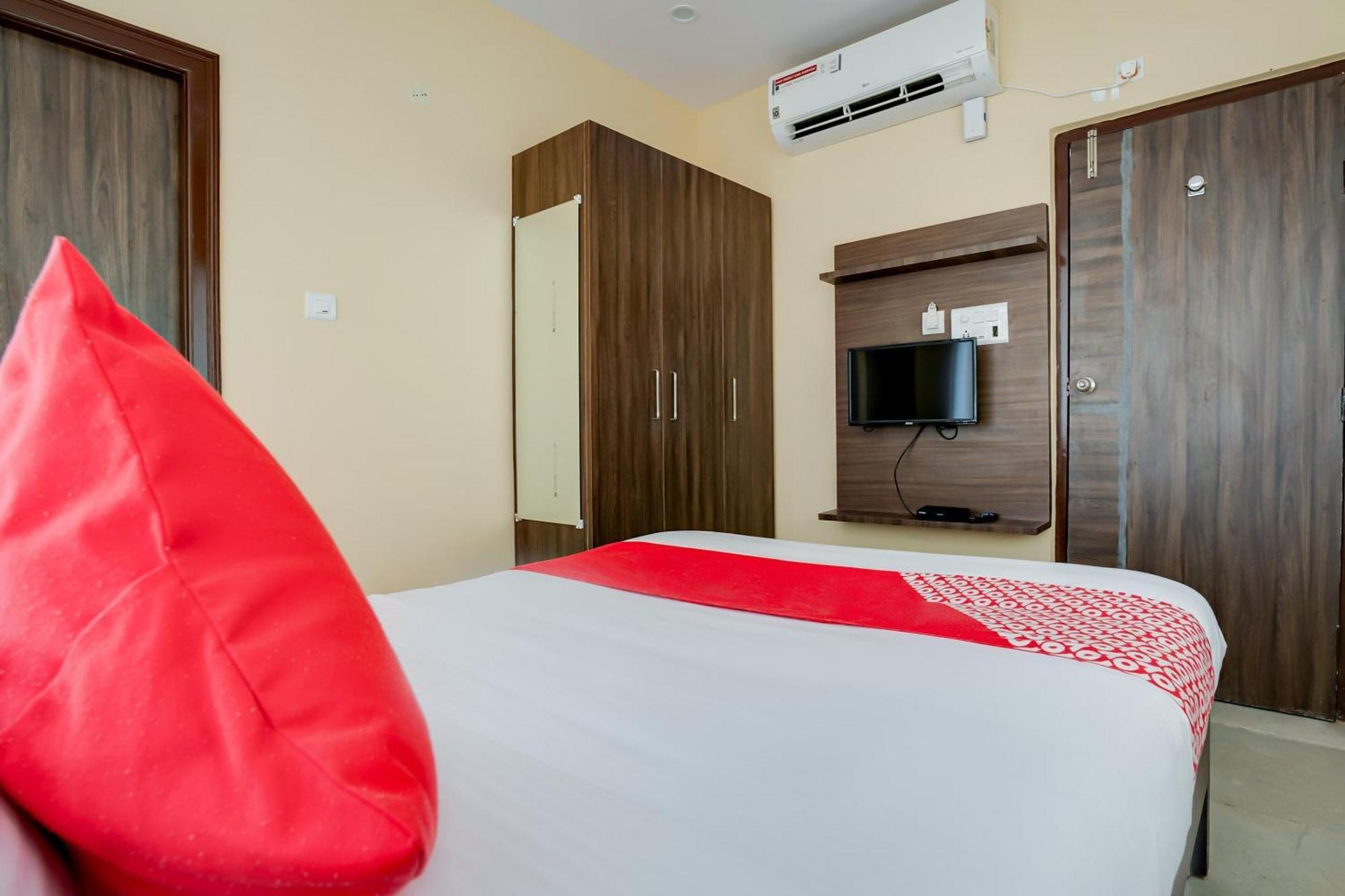 OYO 28124 Alekhya Residency Cafe Bahar Hotel Sururnagar Bagian luar foto
