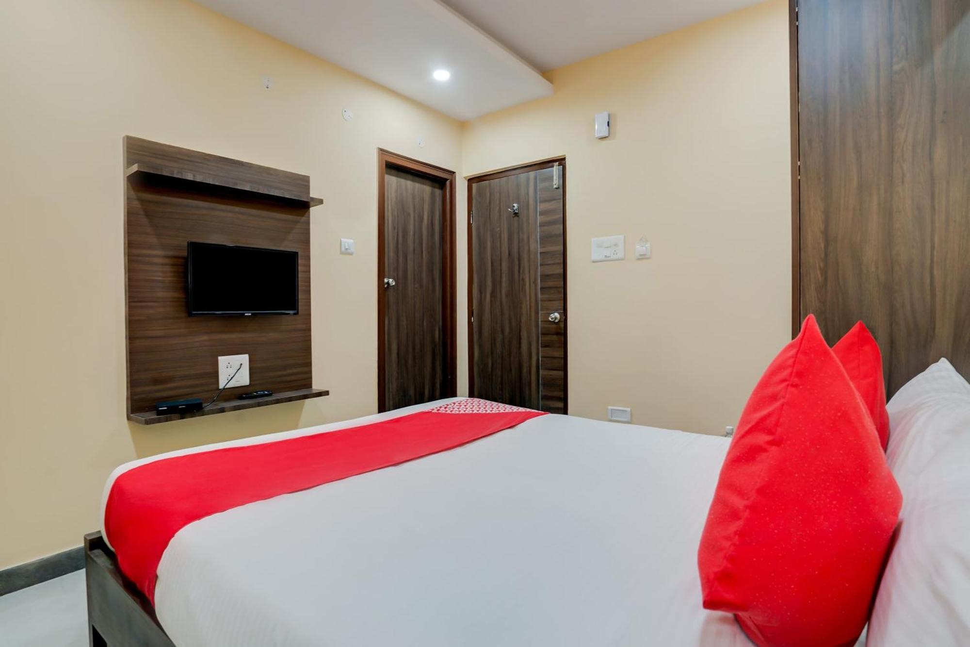 OYO 28124 Alekhya Residency Cafe Bahar Hotel Sururnagar Bagian luar foto