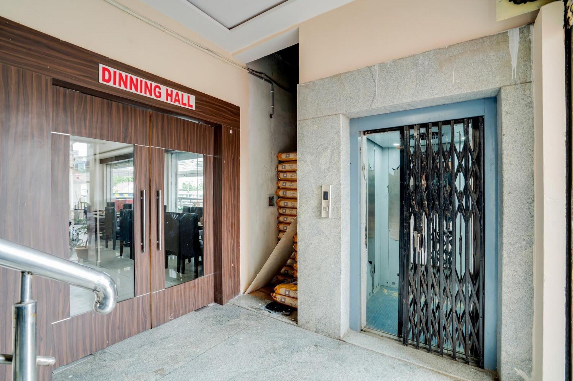 OYO 28124 Alekhya Residency Cafe Bahar Hotel Sururnagar Bagian luar foto