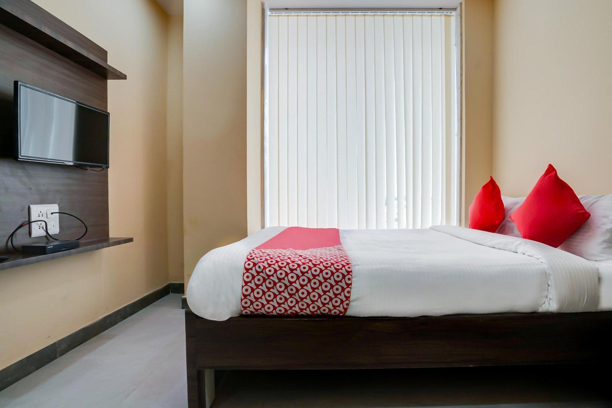 OYO 28124 Alekhya Residency Cafe Bahar Hotel Sururnagar Bagian luar foto