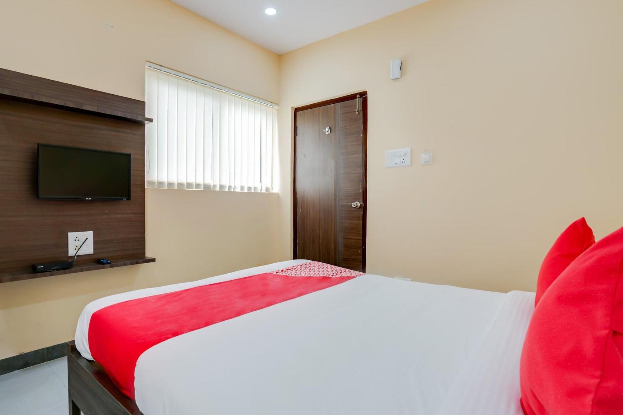 OYO 28124 Alekhya Residency Cafe Bahar Hotel Sururnagar Bagian luar foto