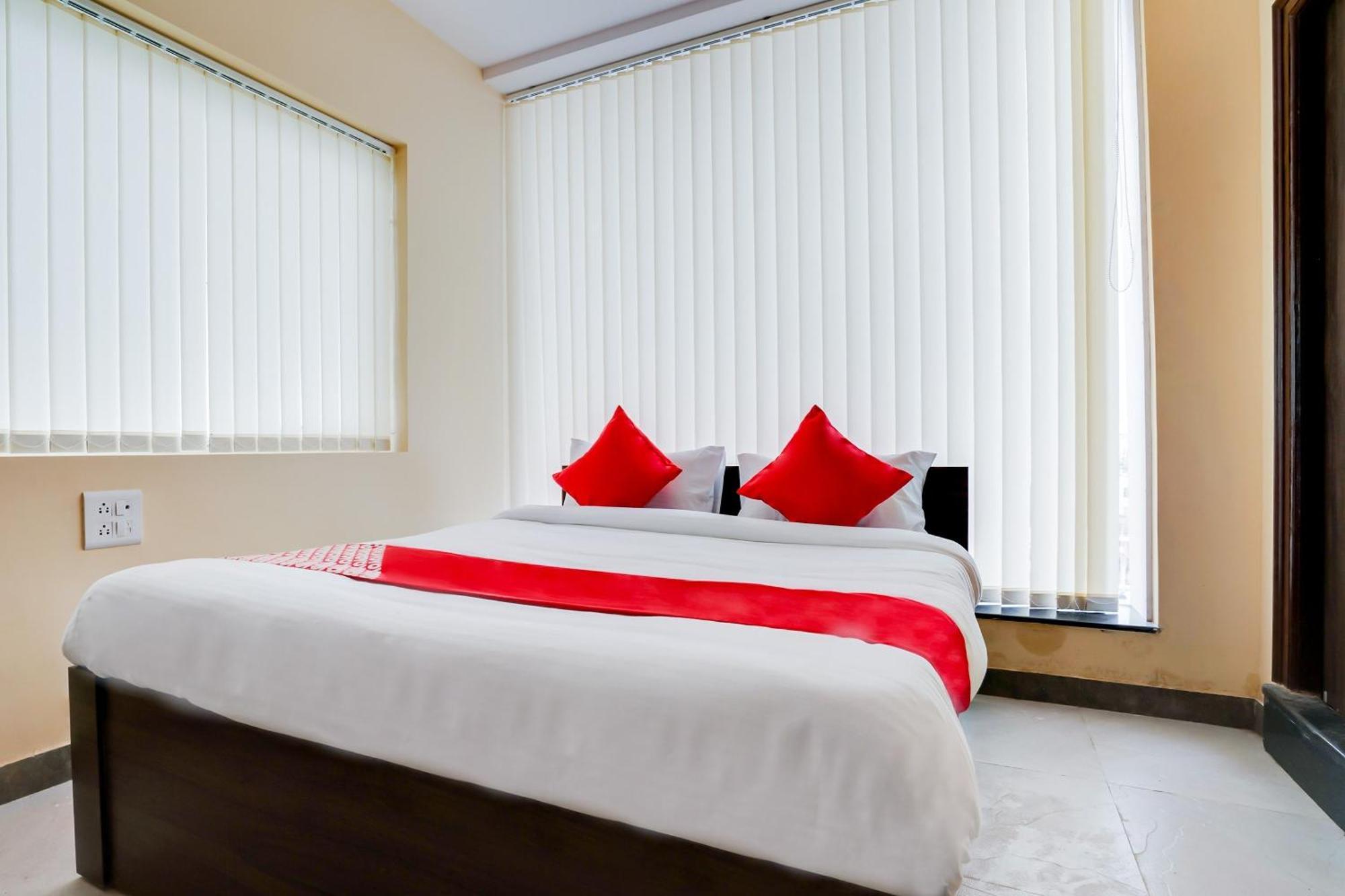 OYO 28124 Alekhya Residency Cafe Bahar Hotel Sururnagar Bagian luar foto
