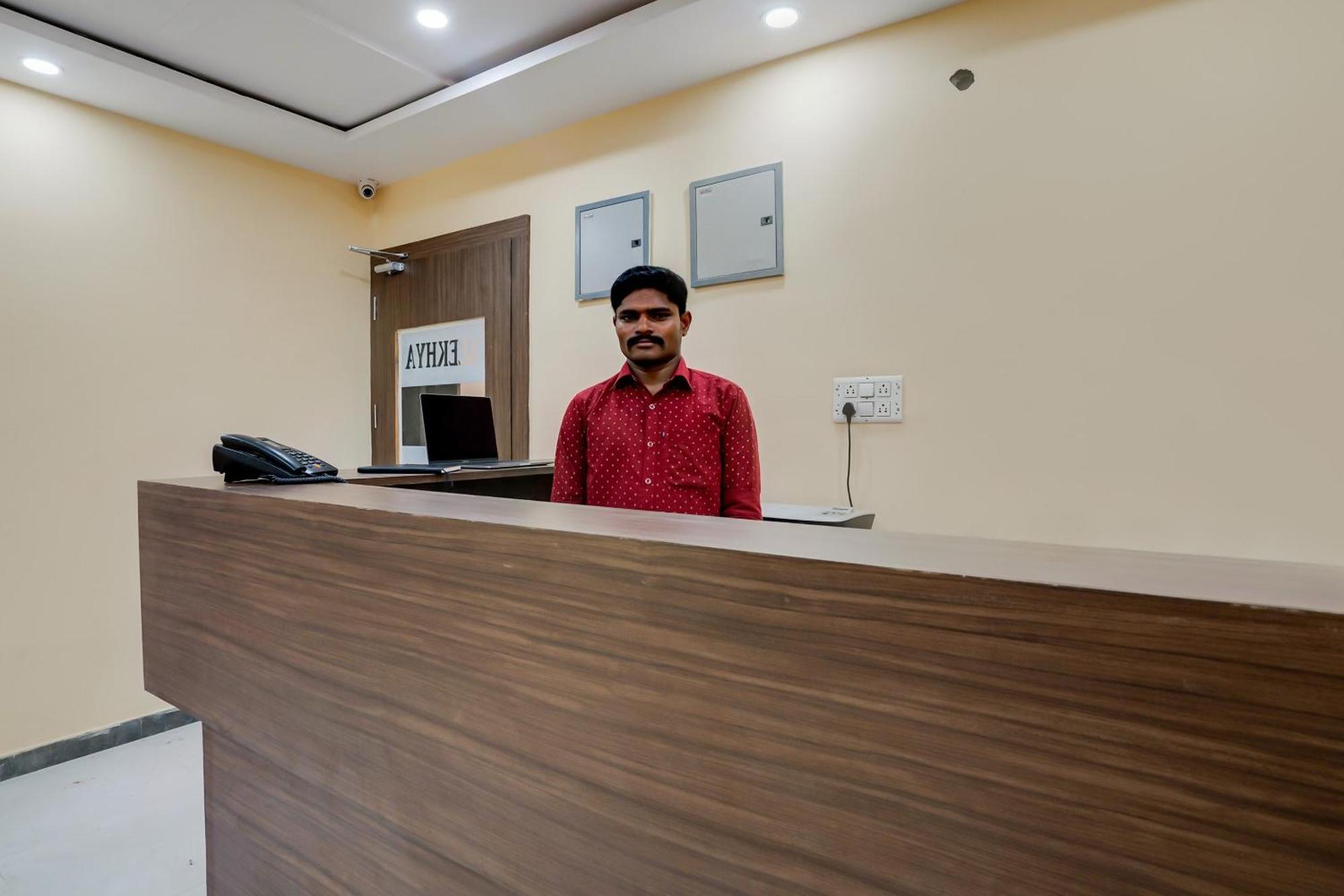 OYO 28124 Alekhya Residency Cafe Bahar Hotel Sururnagar Bagian luar foto
