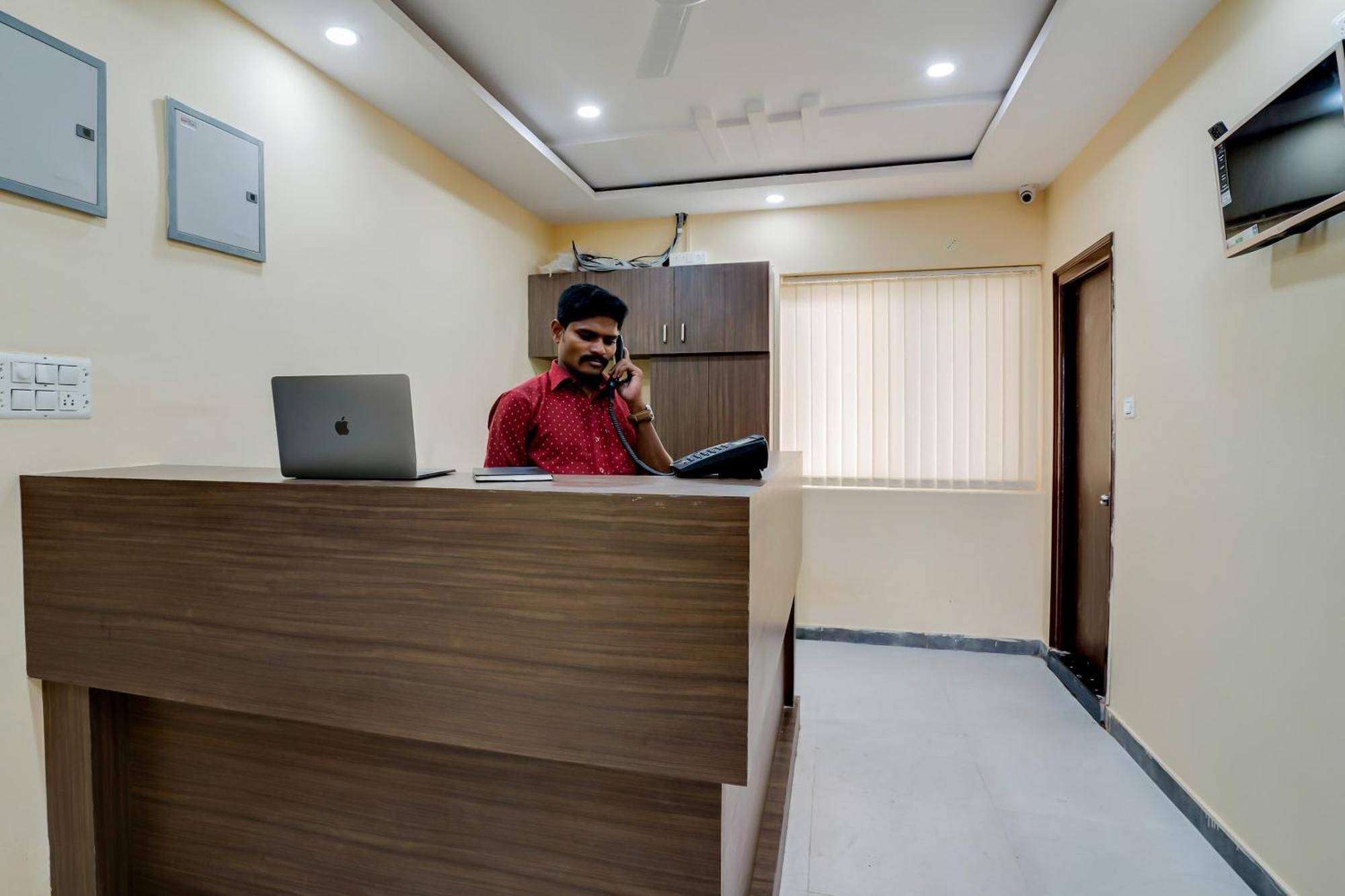 OYO 28124 Alekhya Residency Cafe Bahar Hotel Sururnagar Bagian luar foto